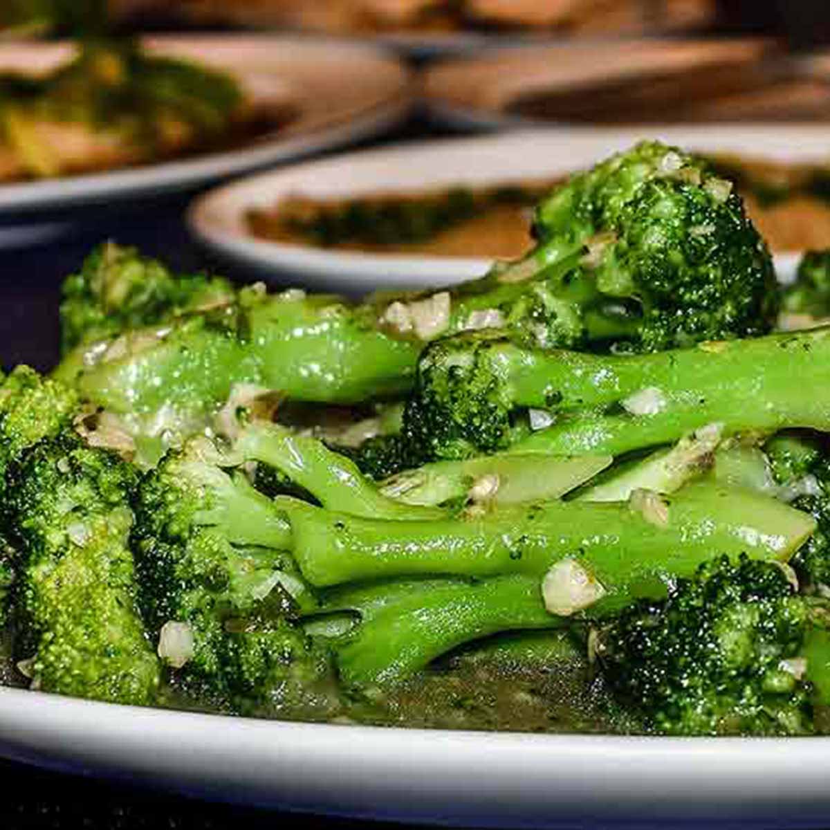 STEAMED BROCCOLI WITH GARLIC BUTTER