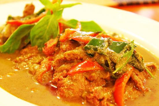 Beef with green curry sauce
