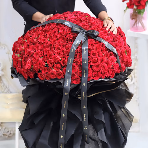 Eternal Elegance Roses Bouquet - 1000 Stems