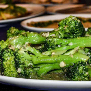 STEAMED BROCCOLI WITH GARLIC BUTTER