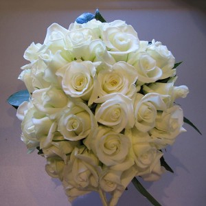 white-rose-bouquet-002