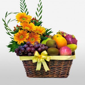 Mixed Fruits Basket With Flower Bouquet