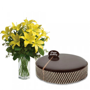 chocolate-mud-cake-with-yellow-lilies